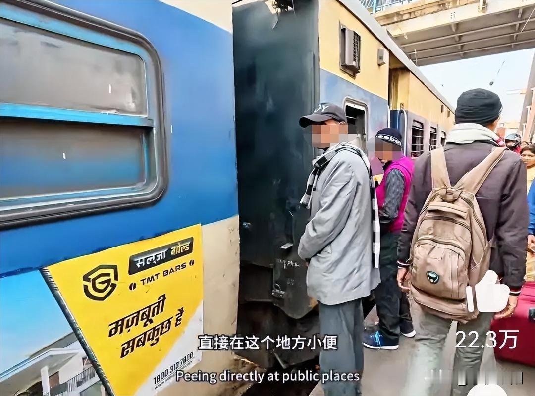 想必女博主也没见过如此画面。
大陆一女博主到印度拍摄，在经过火车站台时，几名印度