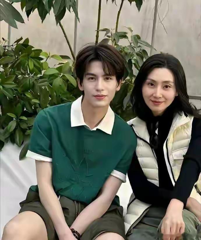 看到张凌赫妈妈的照片终于知道他为什么长这样了这基因真强大啊 