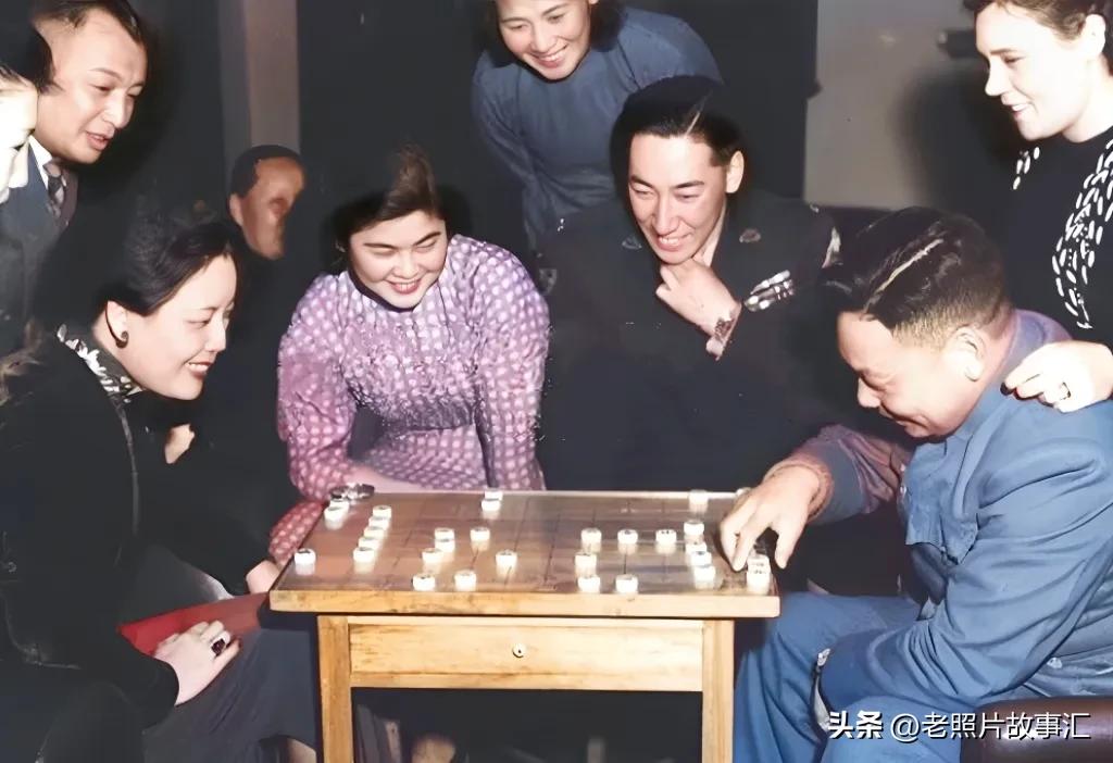 1948年3月，南京。建丰与宋美龄象棋博弈