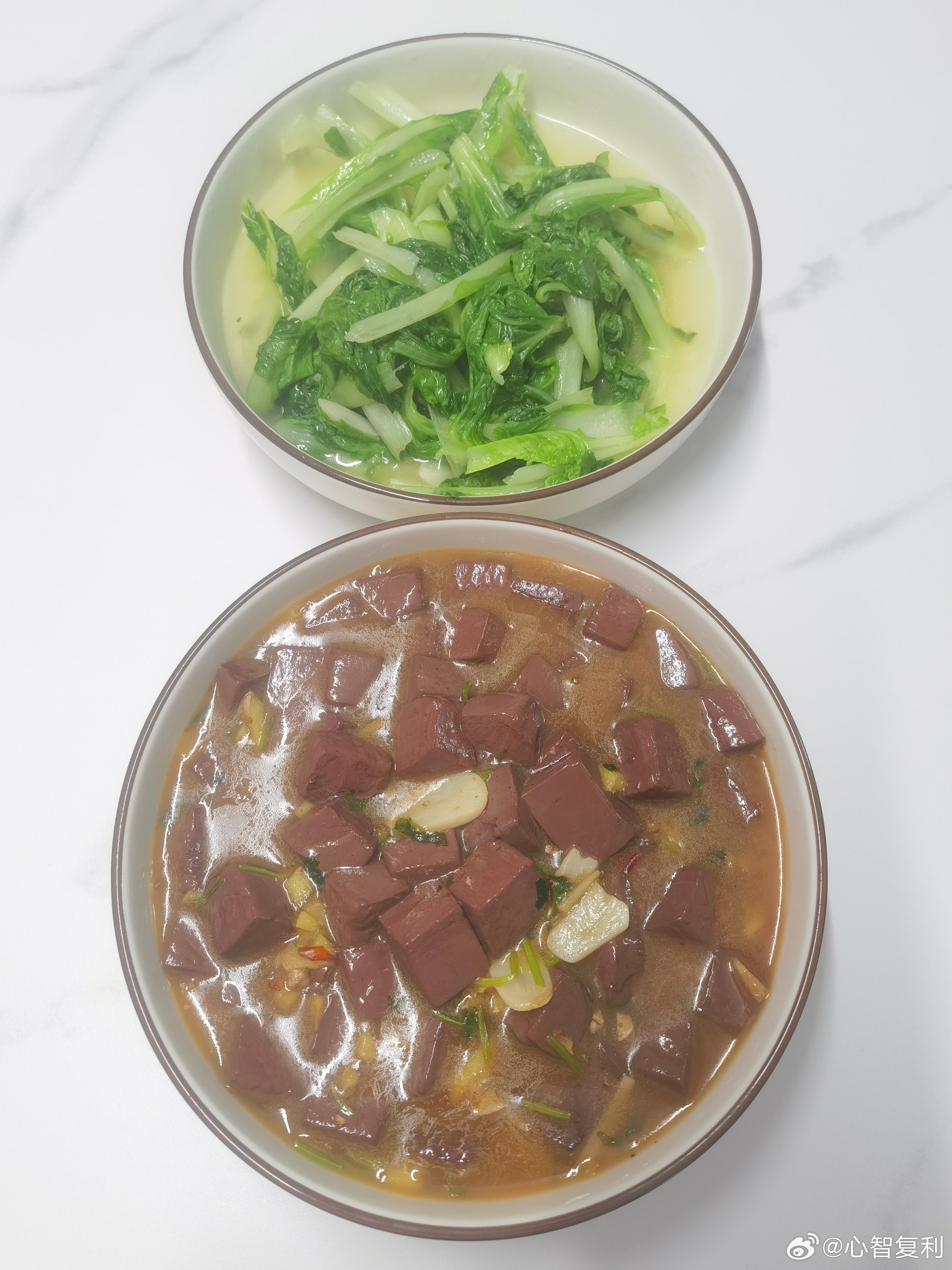 午餐：红烧猪血+清炒早白苗。吃好饭，睡好觉，不亏待自己～ 