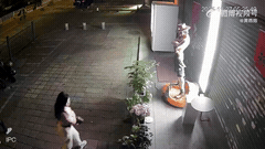 这也太“好看”了，
女子只是一句赞美，
男友手欠，上手就是“借花献佛”。

事后