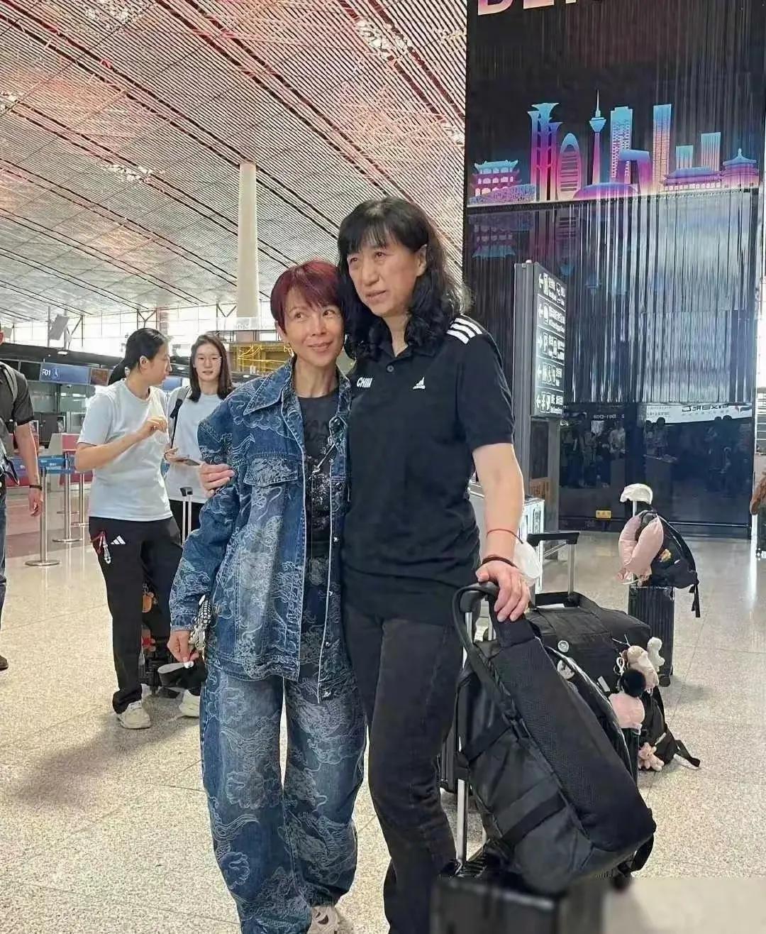 蔡少芬，也别说老不老了，她疲态毕现。这是人类必经之路，虽然艺人保养得是好一些，但