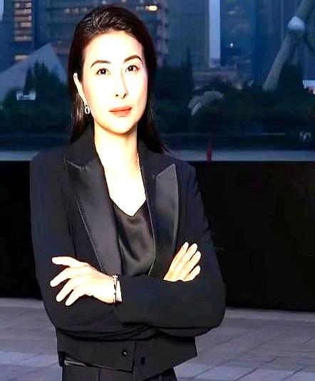 郭晶晶此刻心情，估计比吃了苍蝇还难受。
 

霍启仁飞去曼谷参加婚宴还和弟媳合影