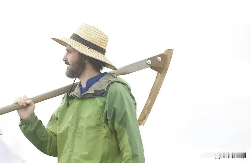 认为当农民丢人？这种想法实在是荒谬至极。在许多人的固有观念中，农民往往与“辛苦”