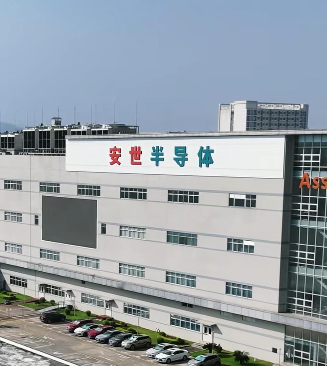 荷兰政府之前那死硬的态度，好像是吃定了中国，以为中方会让步妥协。结果现在他先熬不