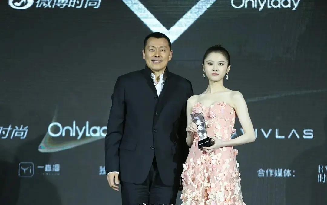 这是凭《琅琊榜之风起长林》的林奚，拿了微博“年度最具潜力女演员奖"的采访图片。无