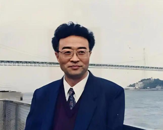 他名叫刘铁骑，是大贪官刘青山的儿子，1952年，刘青山因贪污155亿被枪毙，当时