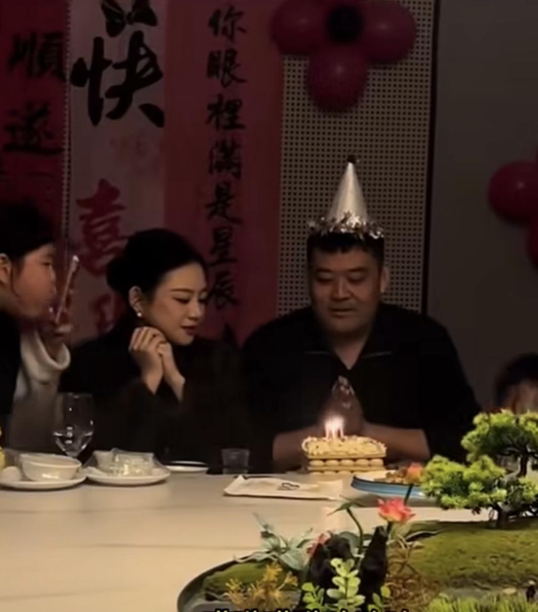 大哥生日许愿吹蜡烛
“老婆永远不给带绿帽子”
结果，蜡烛怎么吹也吹不灭，网友：老