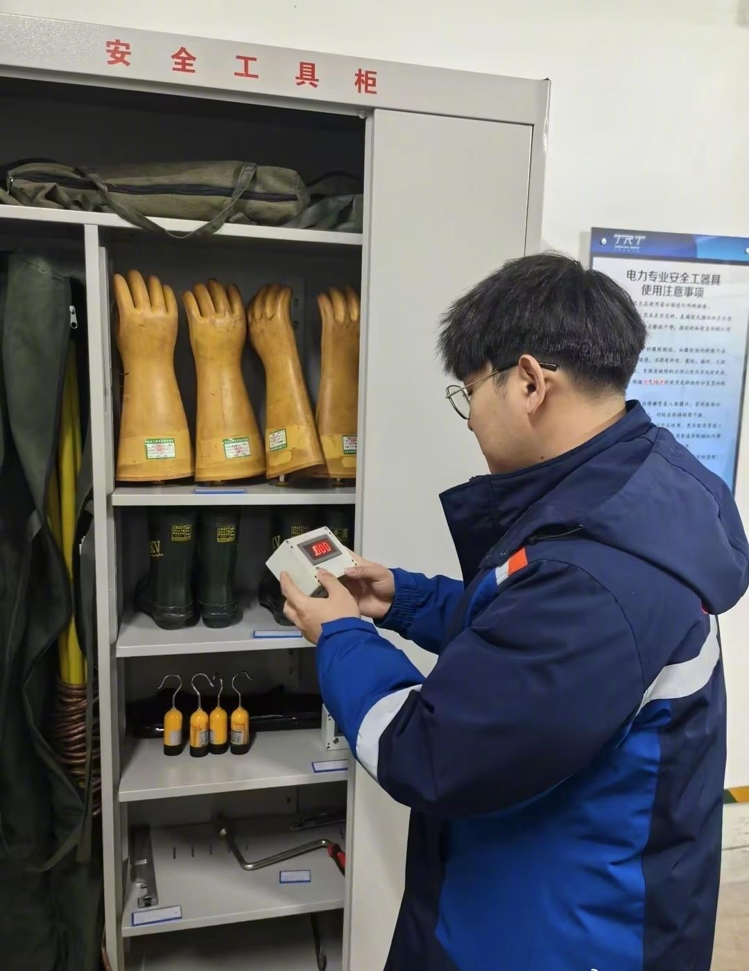 元旦我在岗，供电保畅通！十号线变电维修部的坚守，以“零差错、零隐患”为目标，高效