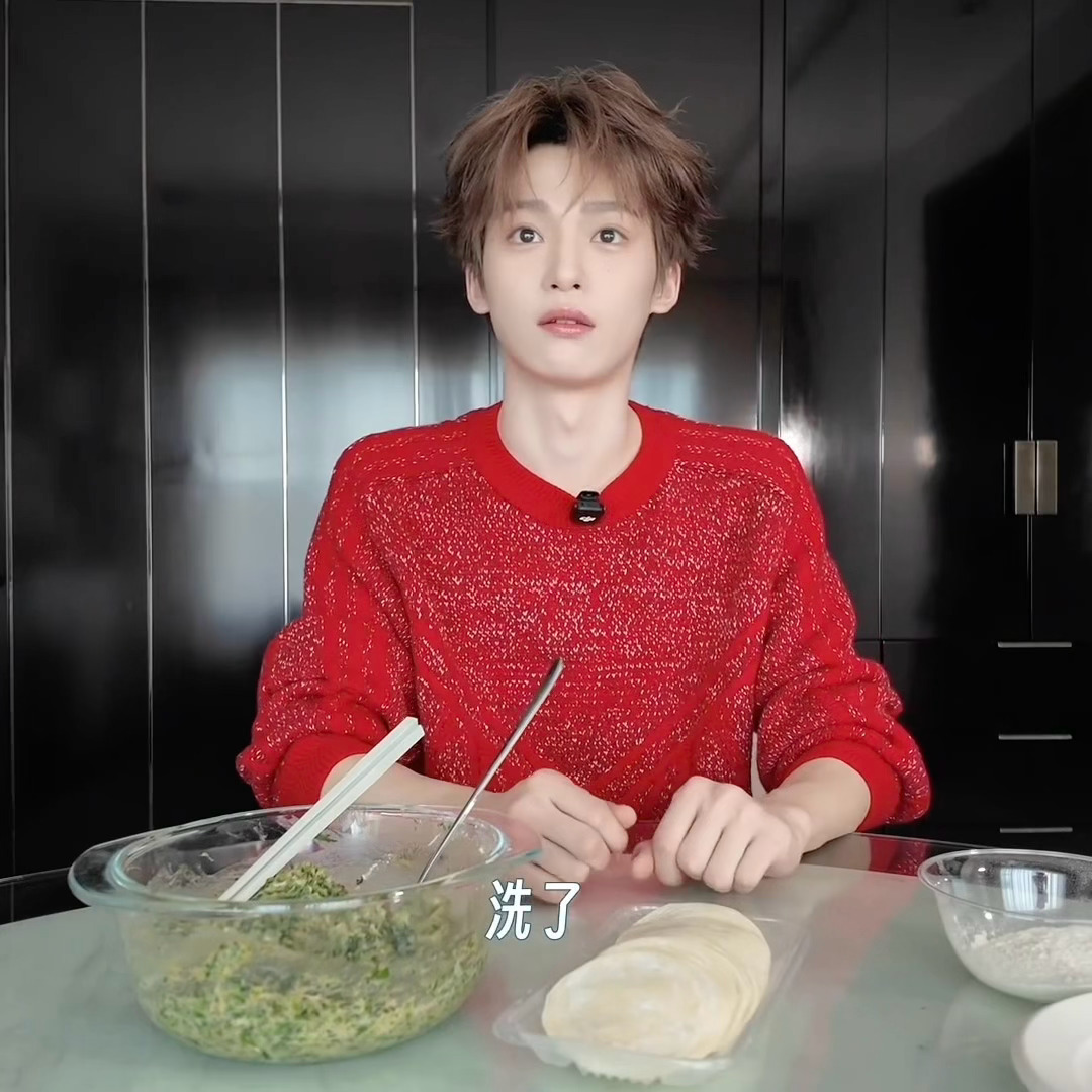 被这个梓渝可爱的不行了。。梓渝：包饺子🥟工作人员：洗手了吗？梓渝：洗了工作人员