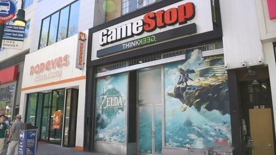 临近发售日，国外许多游戏线下店铺都换上了《塞尔达传说：王国之泪》的宣传装饰。美国