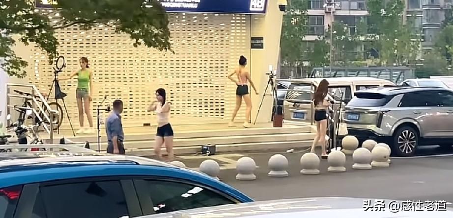 这种直播真的正常吗？涵洞下，地铁口，马路边，人行道上。坐满了直播的女孩们。难道她