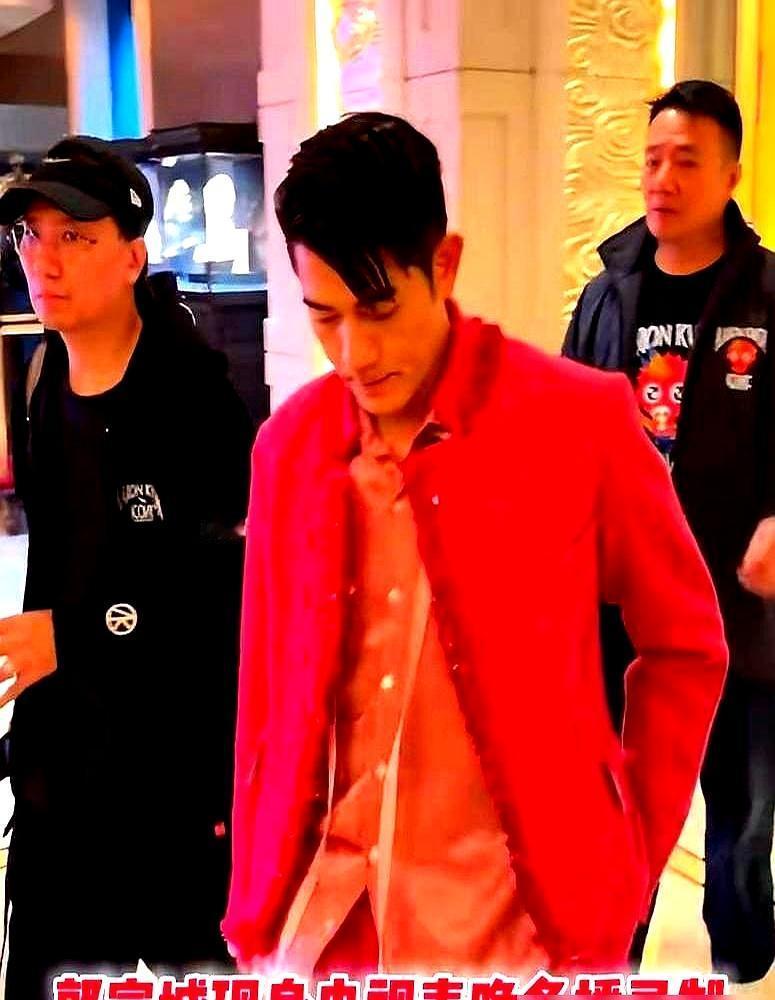 春晚劳务费就这点？王菲5000，赵本山2000，盒饭15块。
 
服装自己带，后