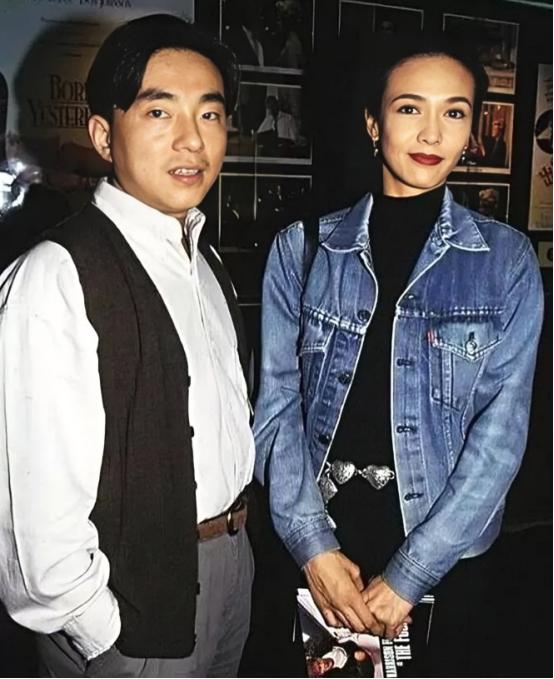 2008年，郑裕玲向同居16年的男友吕方提出分手，要求他净身出户，吕方舍不得30