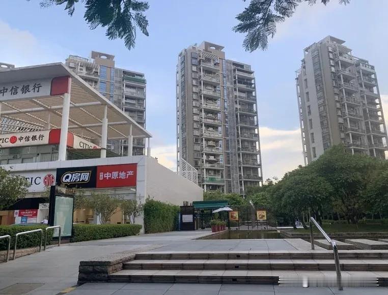 水榭花都5折拍卖……

水榭花都是香蜜湖片区顶级豪宅，地段超好，小区环境很不错，