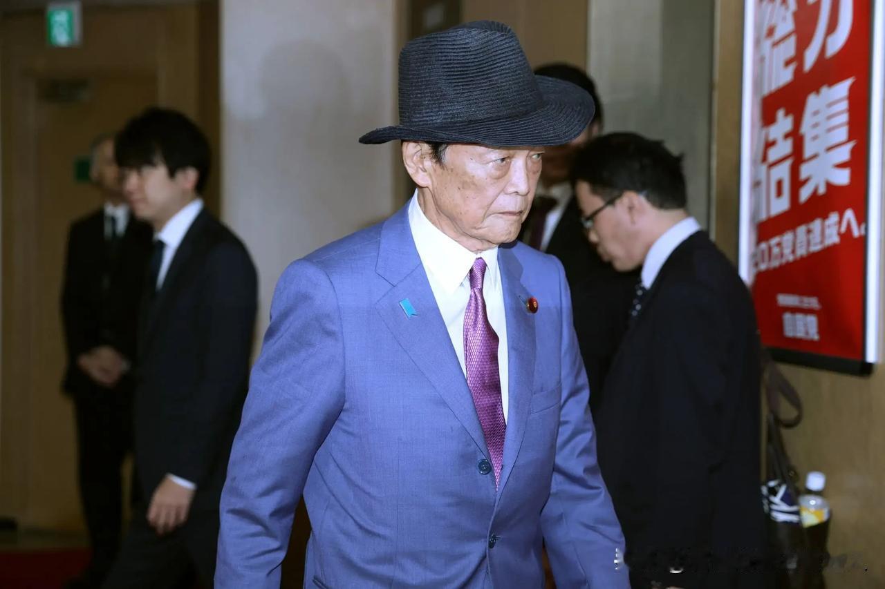 二战没完！麻生太郎开口说甲级战犯"按日本国内法不算罪犯"，靖国神社里东条英机的牌