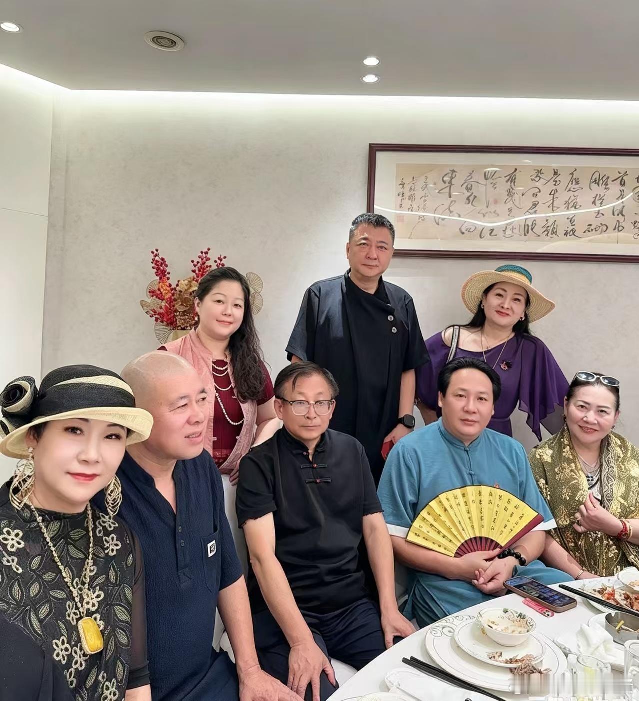 难忘今宵🙏，大陆邓丽君江琴，原光明集团赵书记合影留念，我说：赵书记退了，光明亏