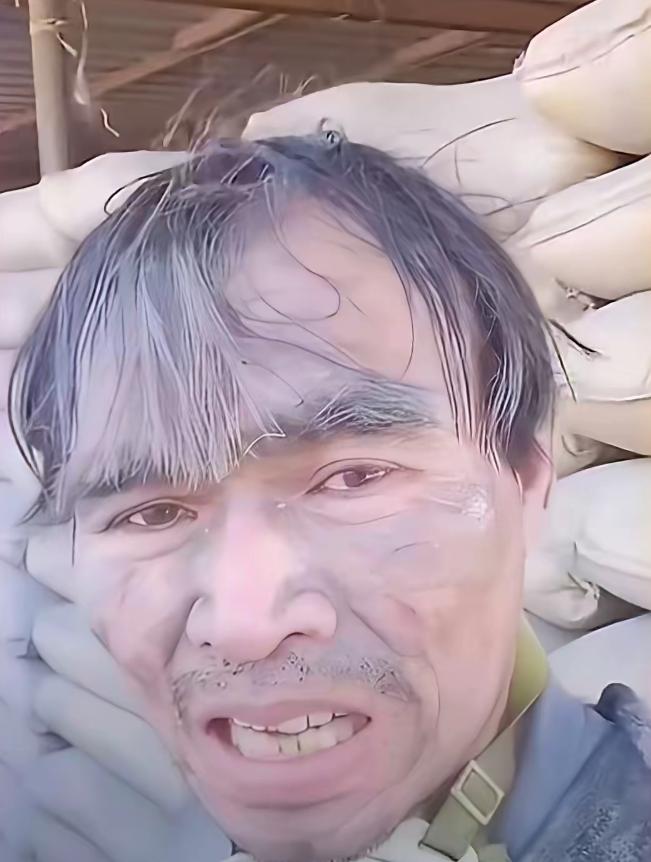 女子找人背水泥，对方要价一袋6元，她还价到5元，谁知到了装修现场，女子潸然泪下说