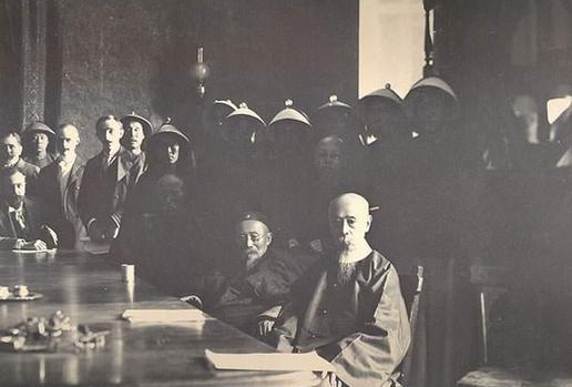 1896年，李鸿章出访俄国，与俄国人一同用餐，饭后悠闲地吸上了烟，此时旁边的俄国