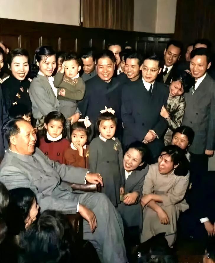 北京1953：毛主席与文艺工作者亲切交谈

【纪念毛主席逝世50周年专题图文（1