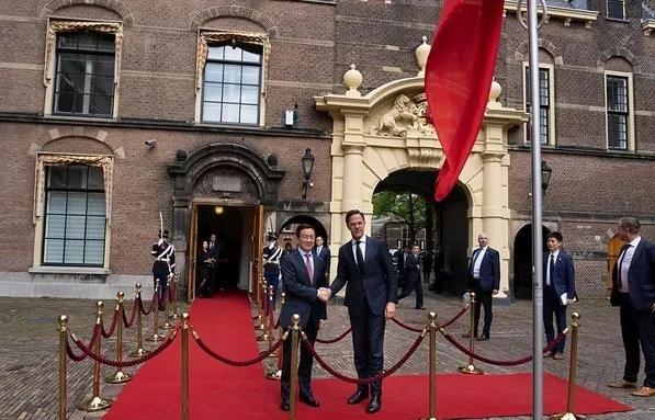 荷兰政府安排的红毯，这进去的大门像是火烧过一样黑漆漆的，不知道荷兰人是怎么想的，