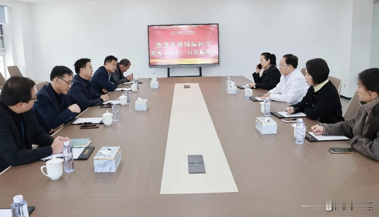 12月18日上午，西安国际医学中心院长贺西京教授工会主席、康复院长、科室主任等核