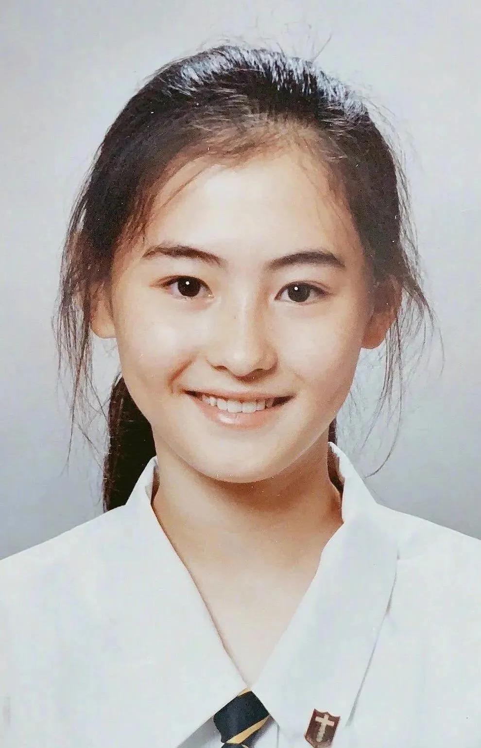 少女时代的张柏芝，秀丽的面孔透露出满满的青春气息，脸上还带着一点点婴儿肥。

据