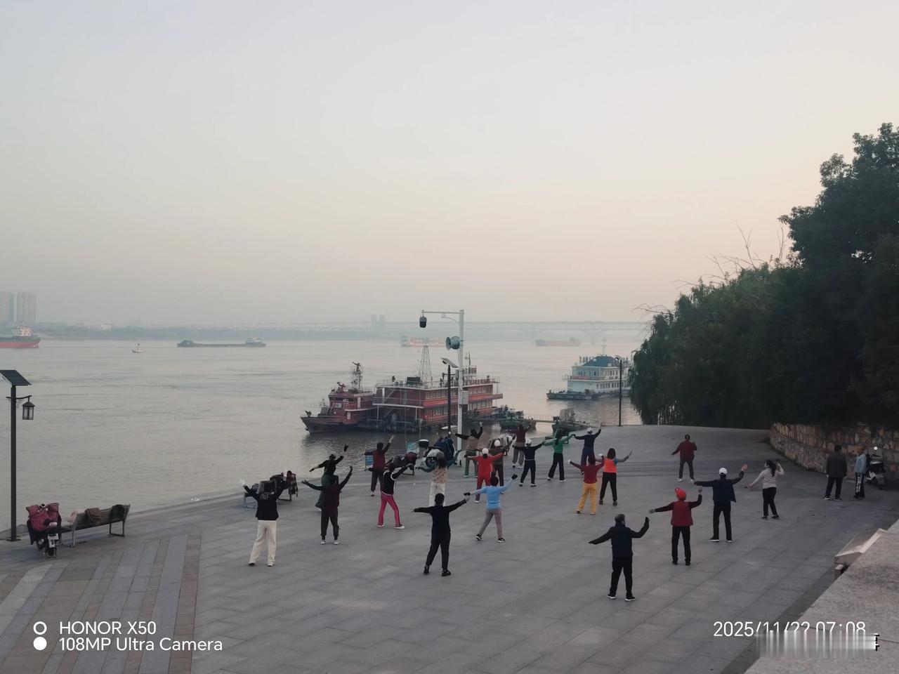 11月22日长江岸边晨练打卡