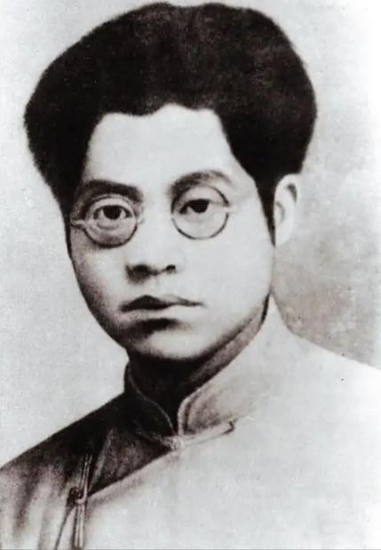 1928年3月20日，夏明翰被押往刑场。行刑前他索要纸笔，写下"砍头不要紧，只要