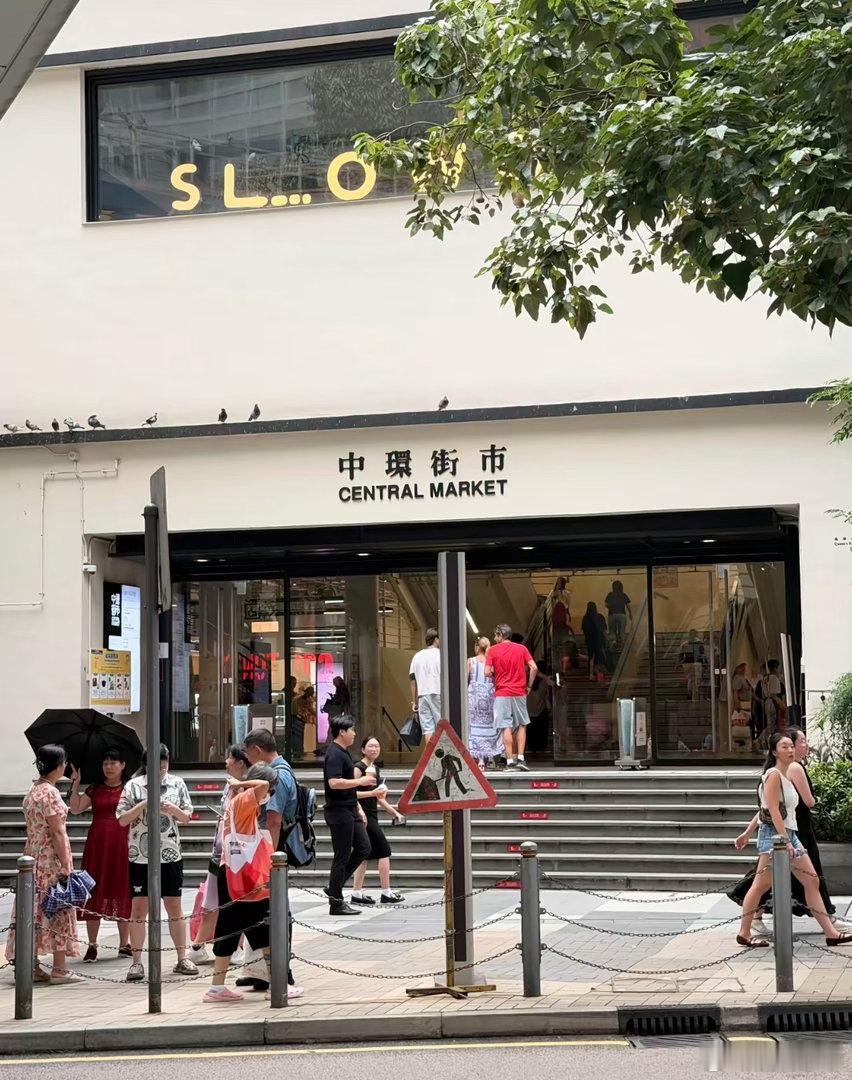 有人说在香港偶遇肖战了，还配了张图，我看了半小时也没发现哪个是。