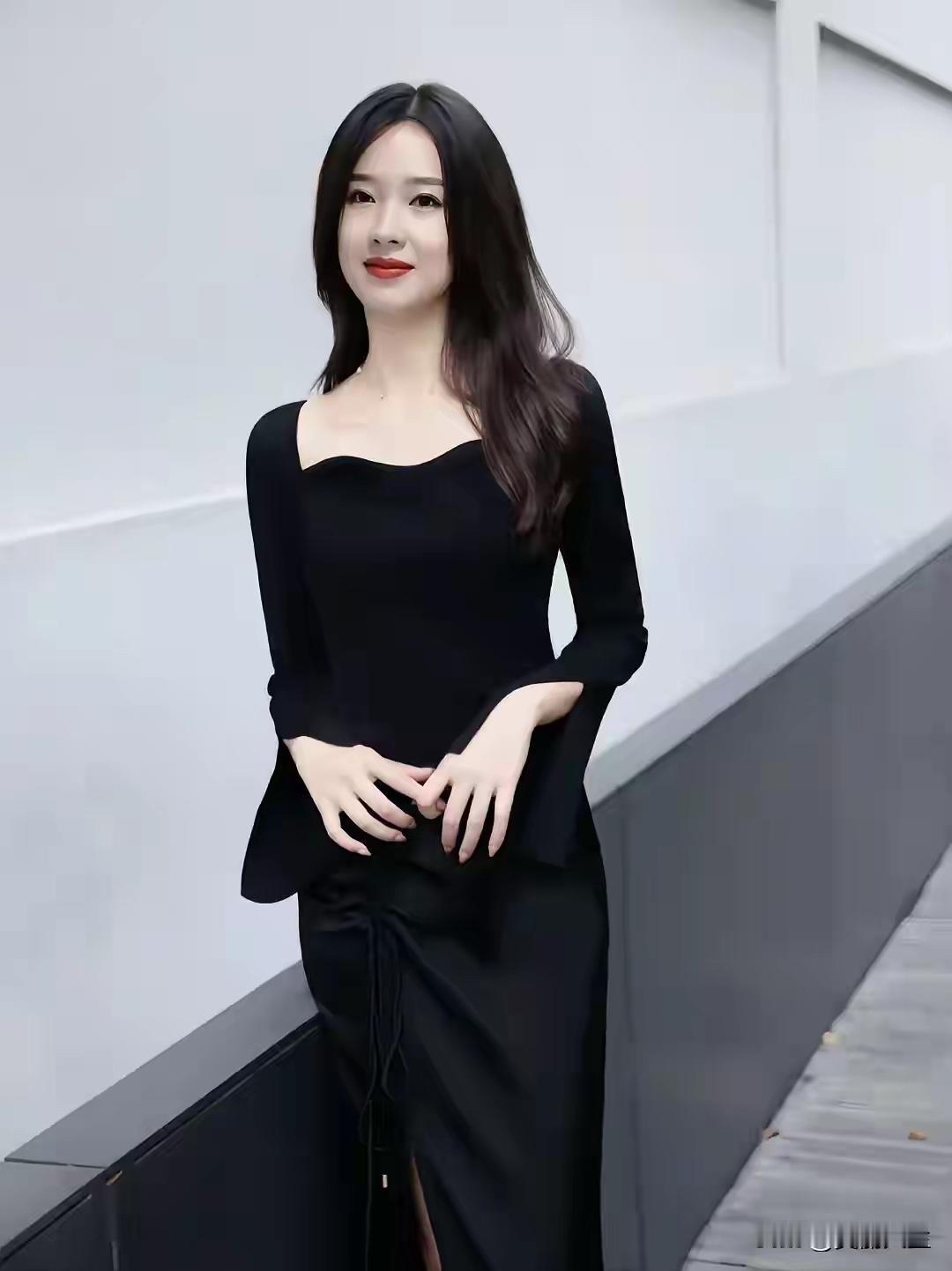 肤白貌美蔚蓝大海大海美景 辽阔无垠的大海 无边无迹的大海 海滨白裙女神