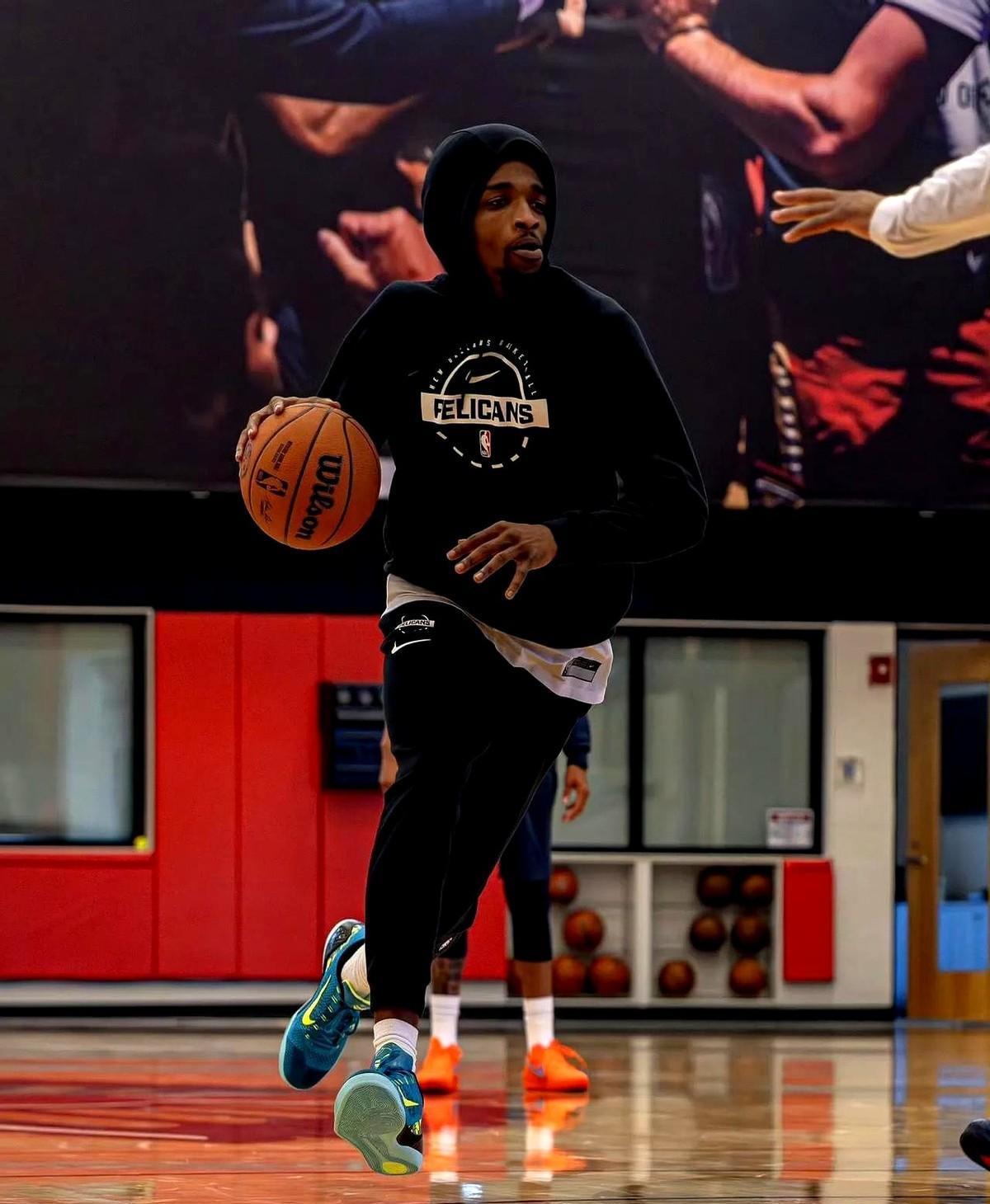 湖人正在认真考虑，用一个可能决定未来的首轮签，去换一个可能打不了球的球员。
德安