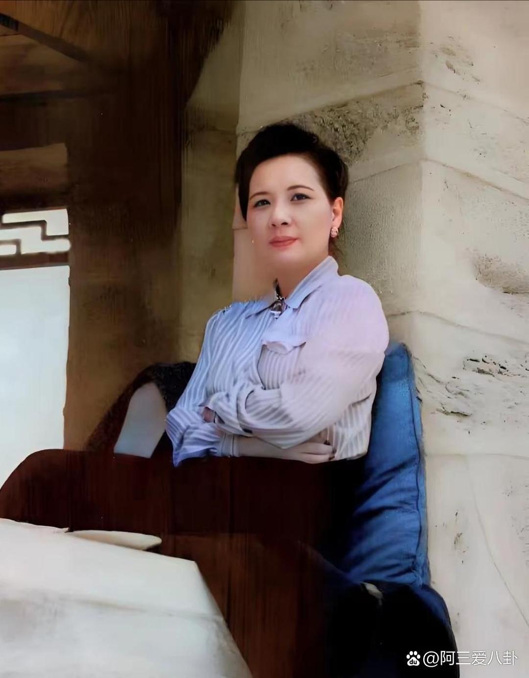 这才是宋美龄的真实相貌，这不是演员扮演的，而是1947年她在庐山含鄱口小憩时的真