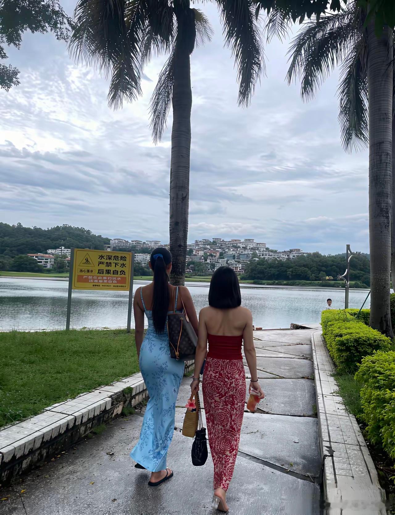 女儿问我：长得漂亮和长得高，哪个更重要？我说：那肯定是高啊，我这一米六的苦，我太