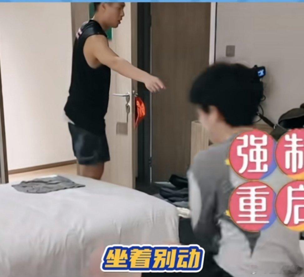 #胡先煦喝醉#小胡喝醉了，可把辛芷蕾给忙坏了，衣服穿反了也得照顾好弟弟，先是给了