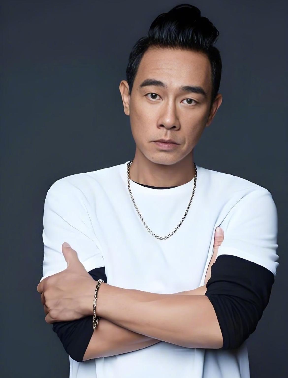 陈小春人品好不好，
我不评价，
但是有一点我敢确定，那就是陈小春这个人真的知错能
