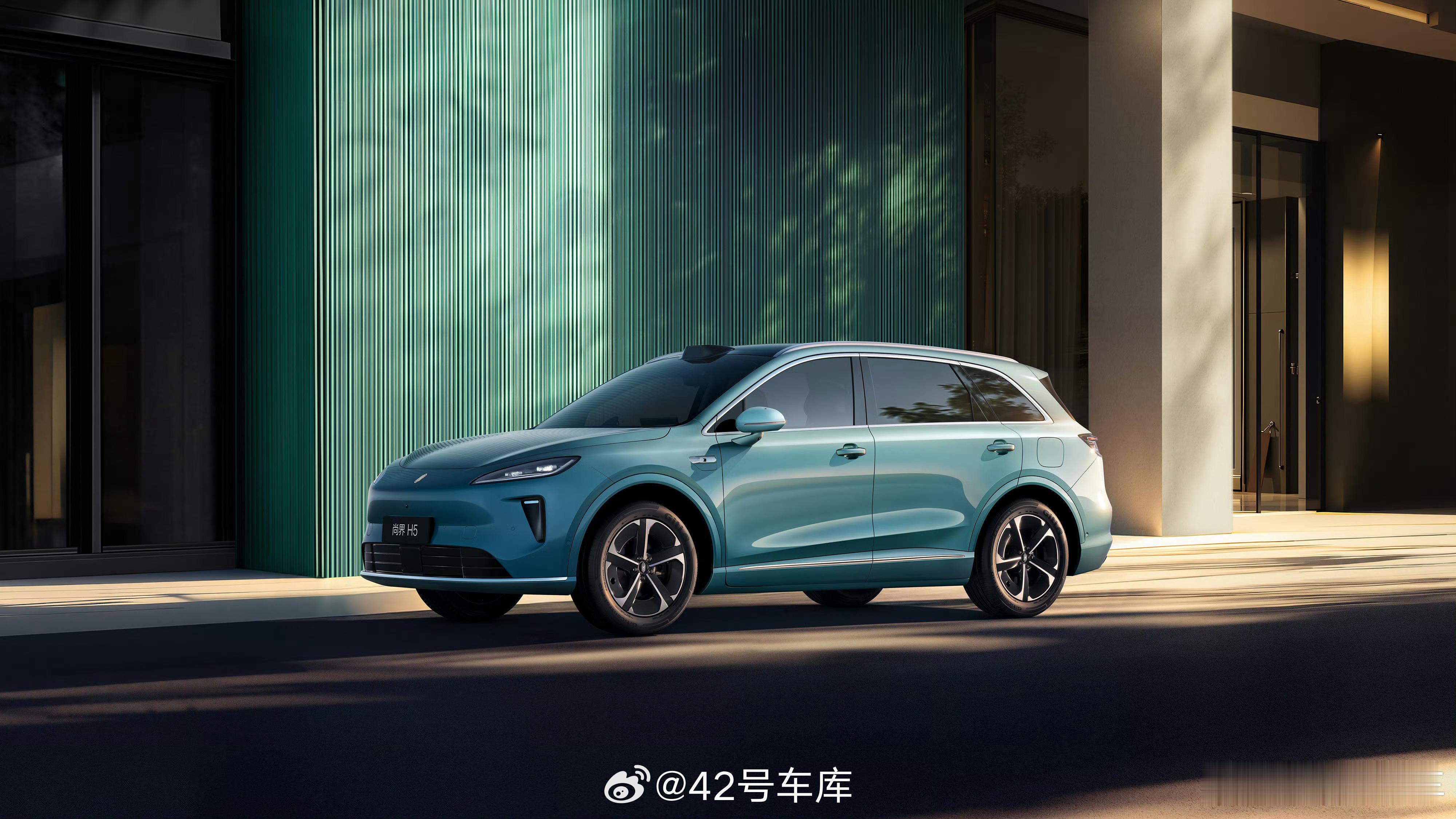今天鸿蒙智行的第二辆新车，尚界 H5 官图也来了，上市就有 ADS 4，余承东说