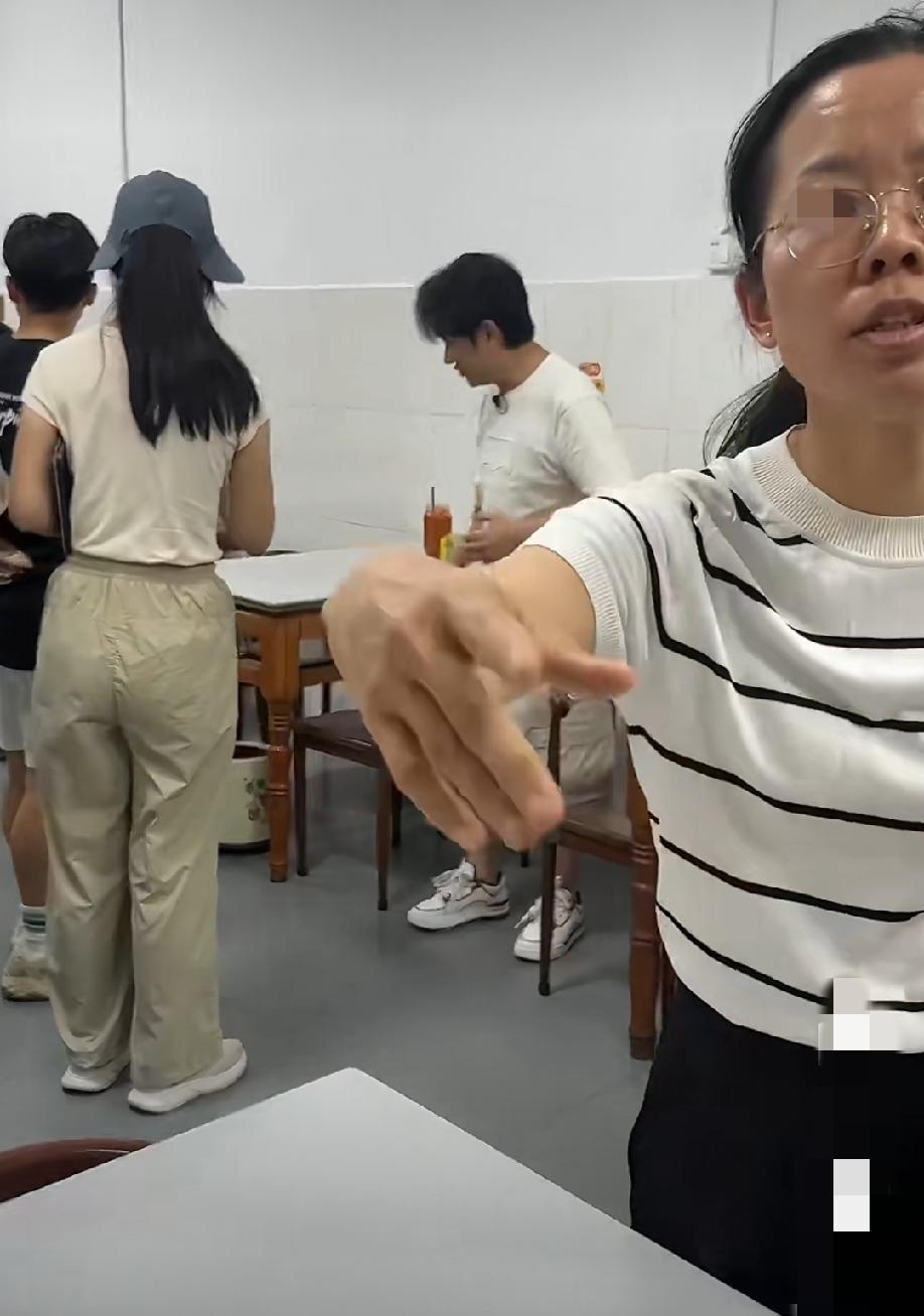6月2日，广西玉林。王祖蓝现身当地的十字街，专程打卡落水包、牛腩粉等本地特色小吃