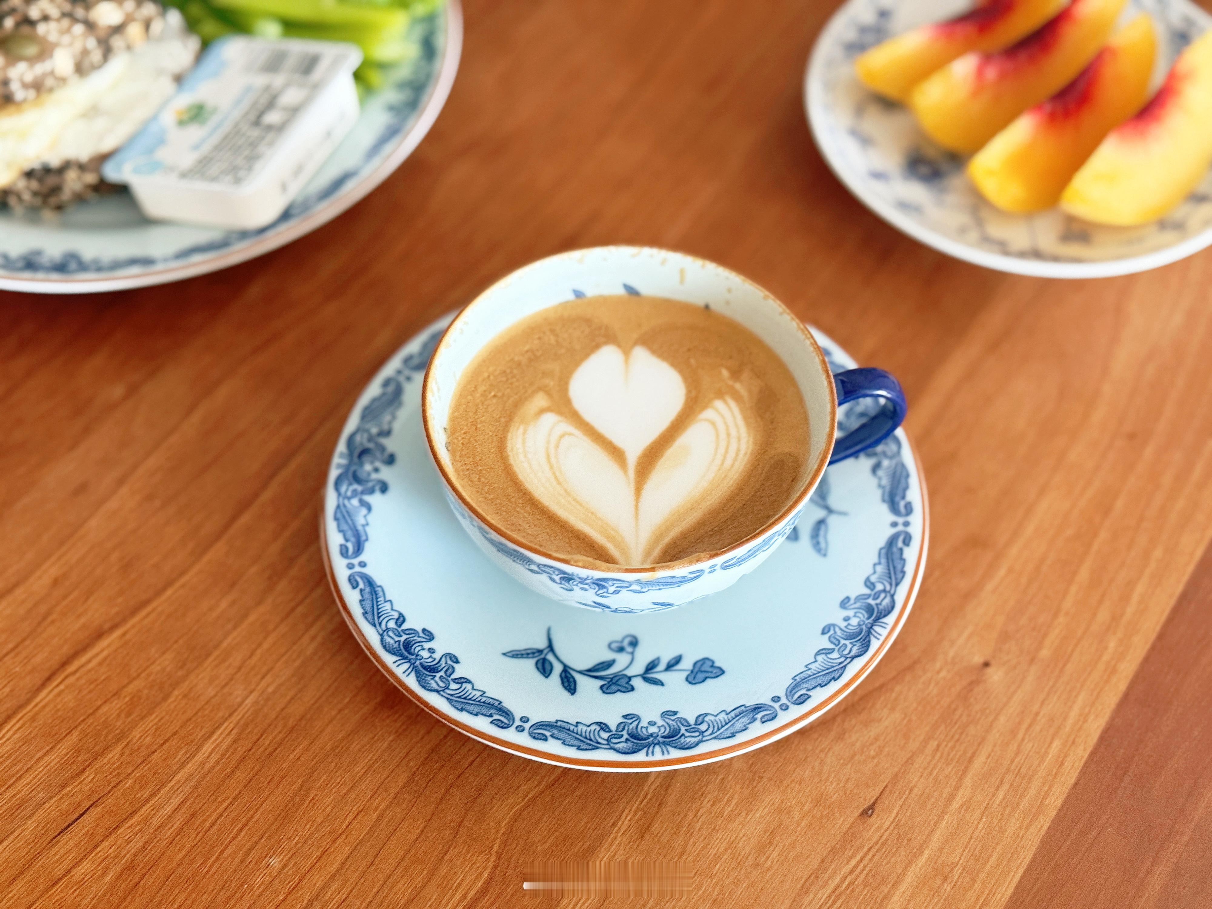 今日早餐：全麦贝果三明治，白灼芦笋，秋天的第一杯咖啡☕元气早餐咖啡蜜斯陈的早餐立