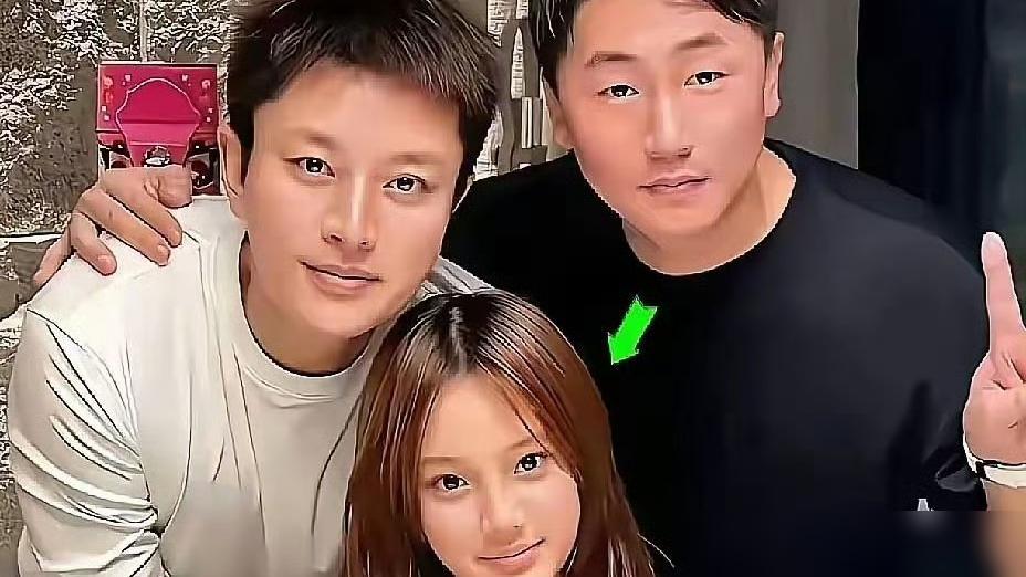 你知道吗？14岁的甜馨最近被网友拍到在伦敦街头打卡，她已经正式拿到了LSE夏校的
