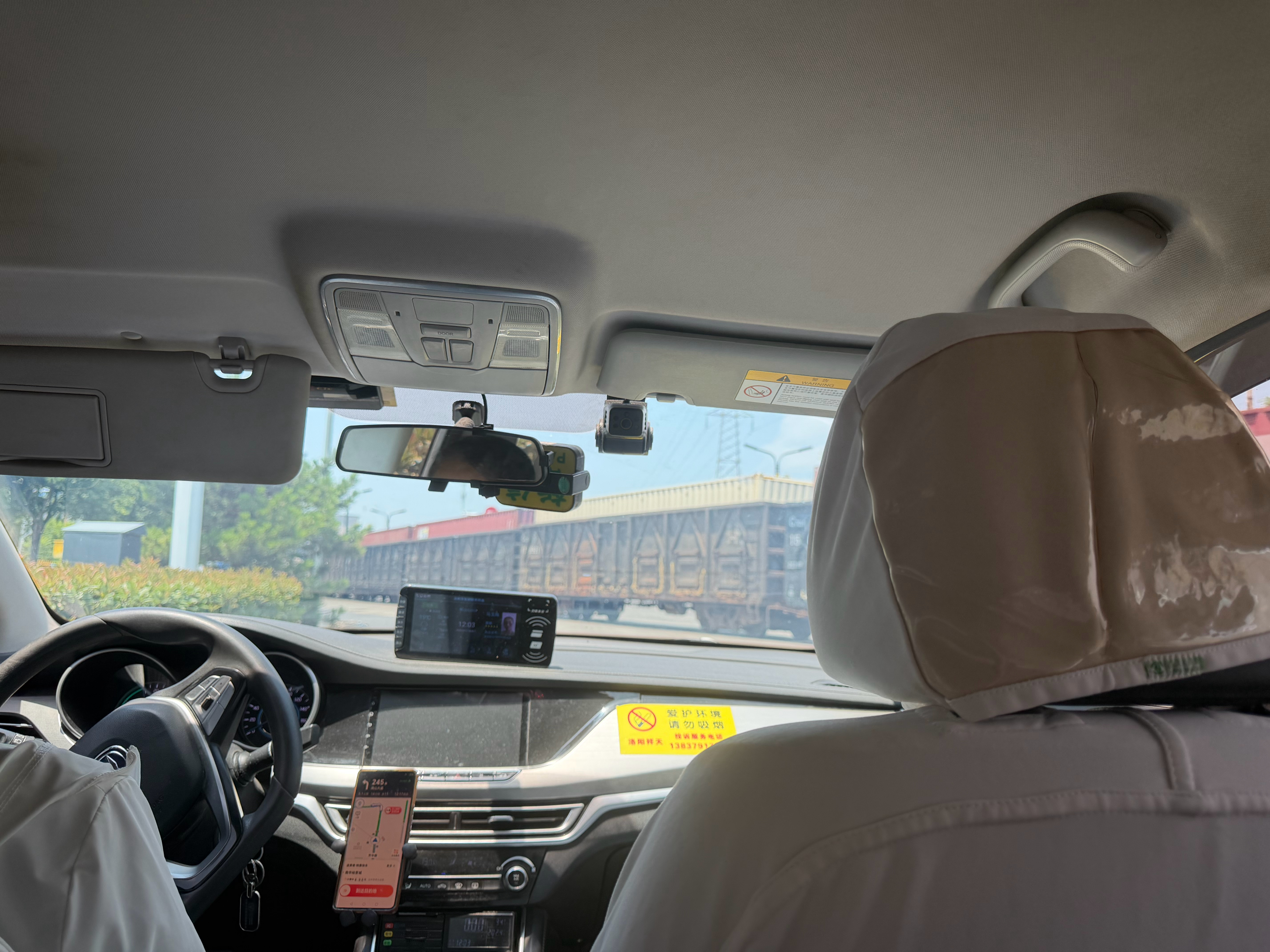 第一次在路上遇到路中间过火车