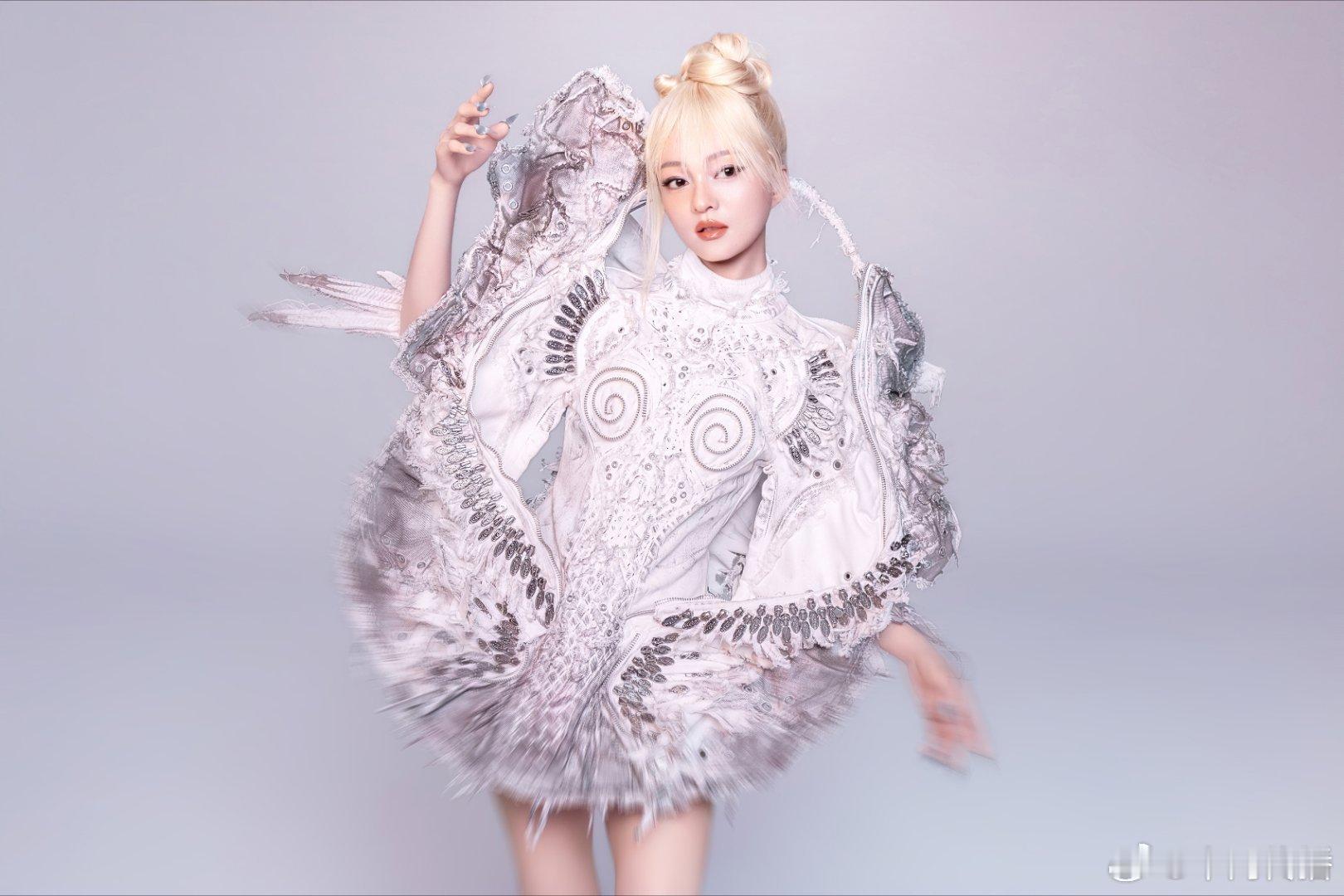 王亚飞给张韶涵化的银翼战姬妆 银翼战姬妆一上脸，张韶涵直接变身异次元女主。王亚飞