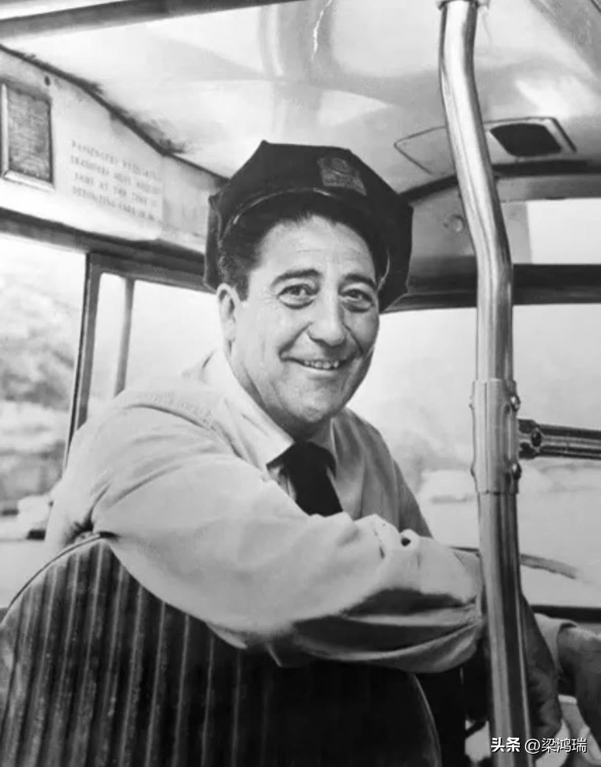 美国纽约有一位叫威廉·西米洛的公交车司机，他的工作就是每天看着同样的人上上下下，