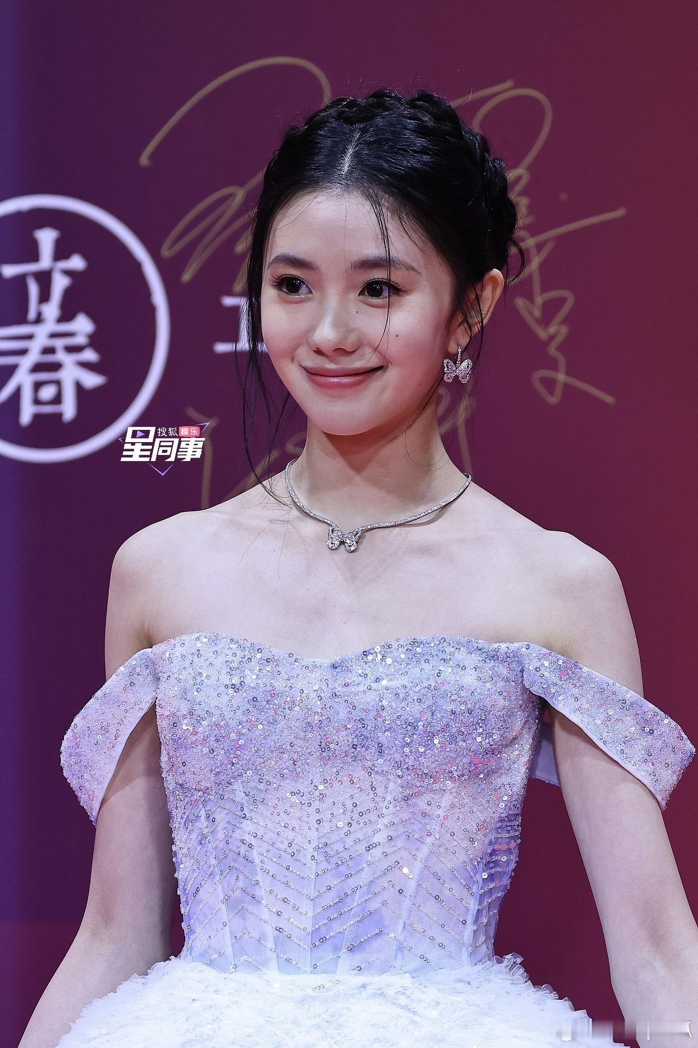 刘浩存和任敏出席腾讯娱乐年度盛典，现场生图曝光。 