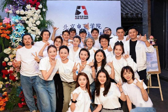 朱一龙高叶彭冠英北电聚会合照 朱一龙高叶彭冠英同学聚会合照，意想不到的同框出现了
