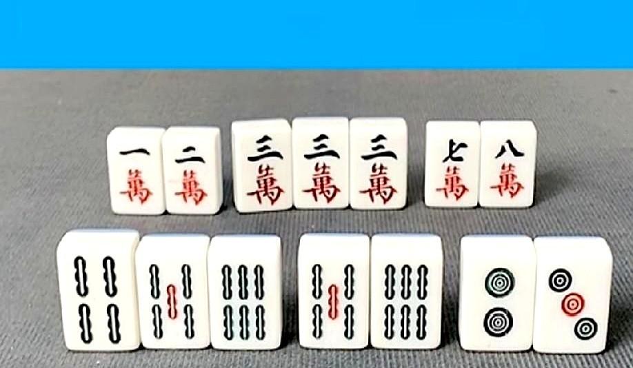 “我还差一张就胡了！”老李啪地把二万打出去，对面姑娘笑着推牌：“清一色，自摸。”