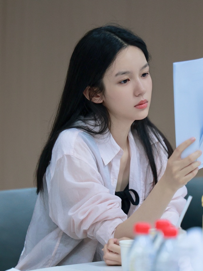 怎么有人围读剧本都这么素那么美，合理怀疑周也洗把脸就去了 