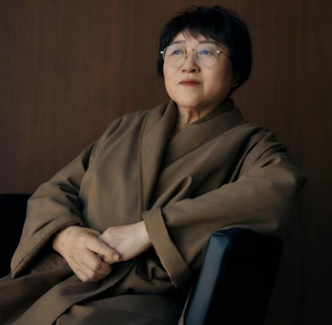 一位性学专家说：
“男人追女人，
就是为了睡她。

二十岁是这样，
四十岁是这样