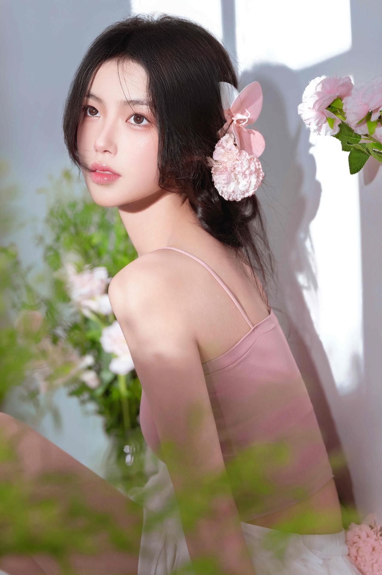 蝴蝶兰开在少女的肩头，是夏天最安静的秘密。💜🦋 这组写真，把蝴蝶兰的高雅和少