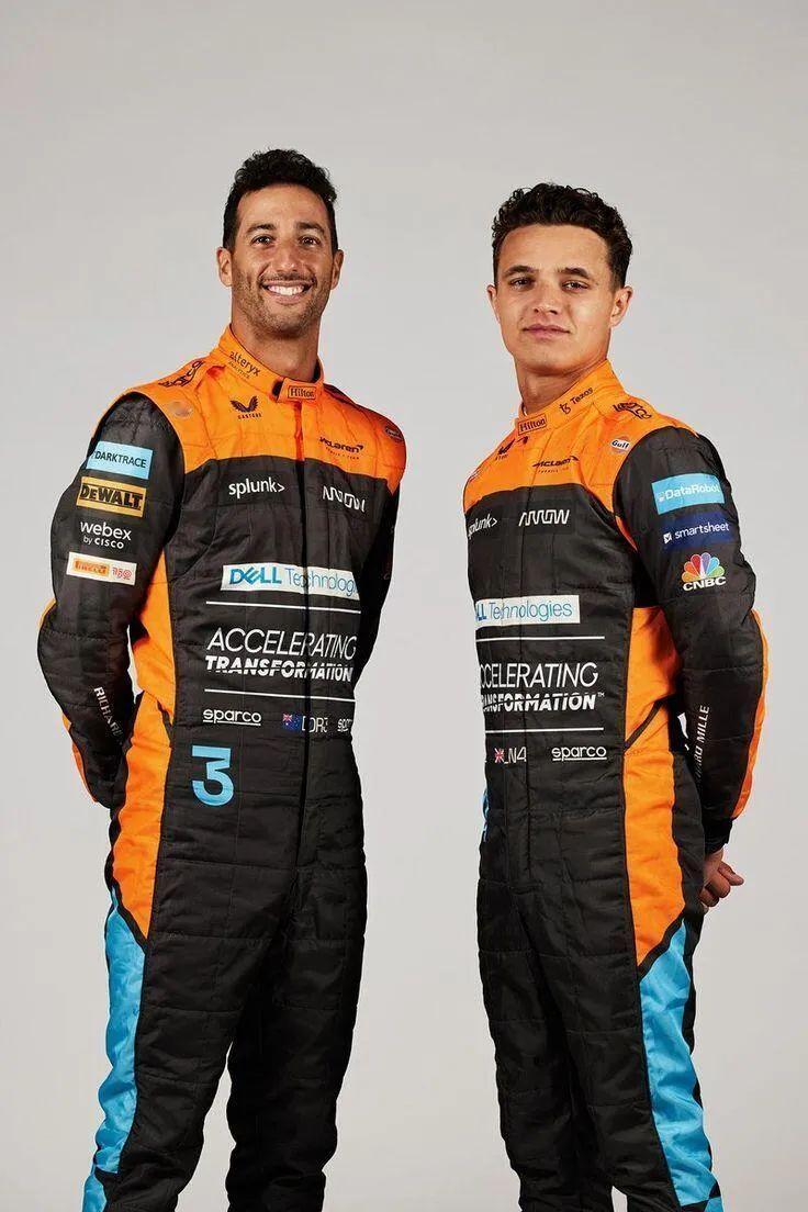 饿了么骑手已更换橙黑新工服嚯~这对外卖速度肯定有加成了~安全第一！ ​​​